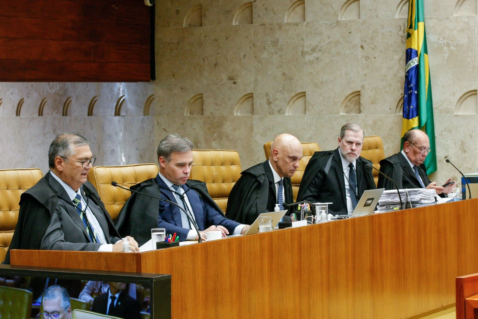 Ministros Flávio Dino e Gilmar Mendes defendem fim do penduricalhos ilegais