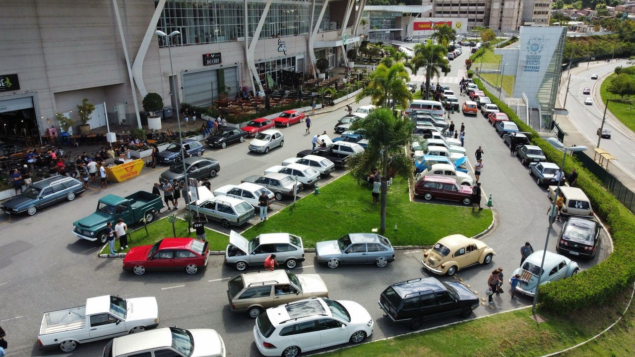 O Monte Carmo Shopping fica na Avenida Juiz Marco Túlio Isaac, número 1119, no bairro Ingá Alto