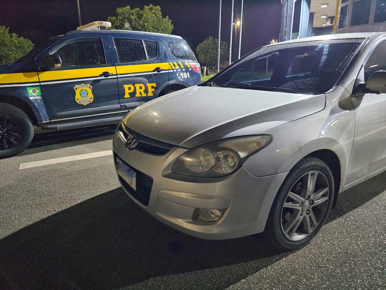 Veículo tinha placas falsas; furto foi constatado após consulta ao sistema