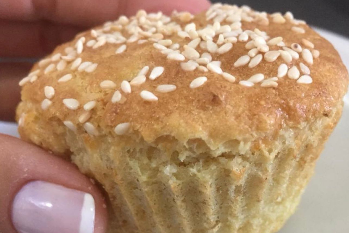 Apaixonada por culinária, médica Ana Maria Reimer compartilha receita de pão de cebola low carb 