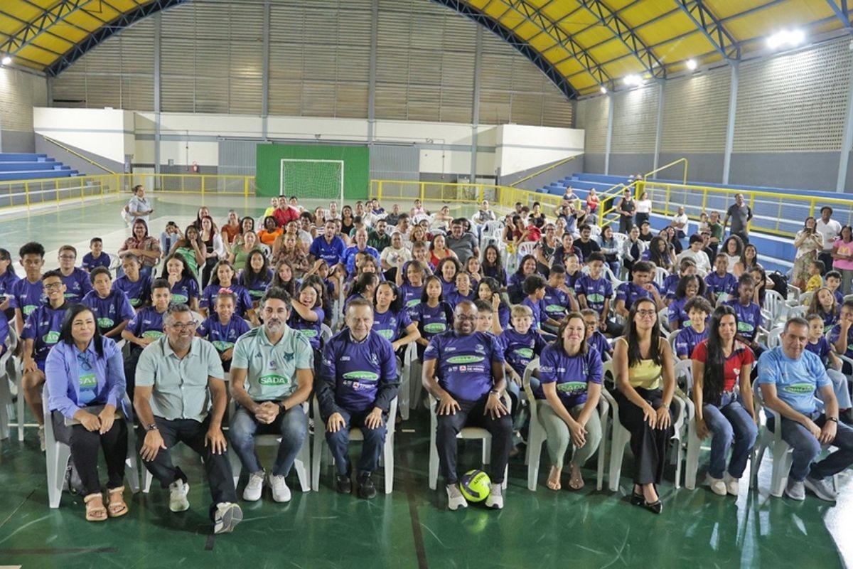  Ao todo, 120 crianças e adolescentes receberam seus uniformes durante cerimônia na quadra do Complexo Esportivo Riccardo Medioli