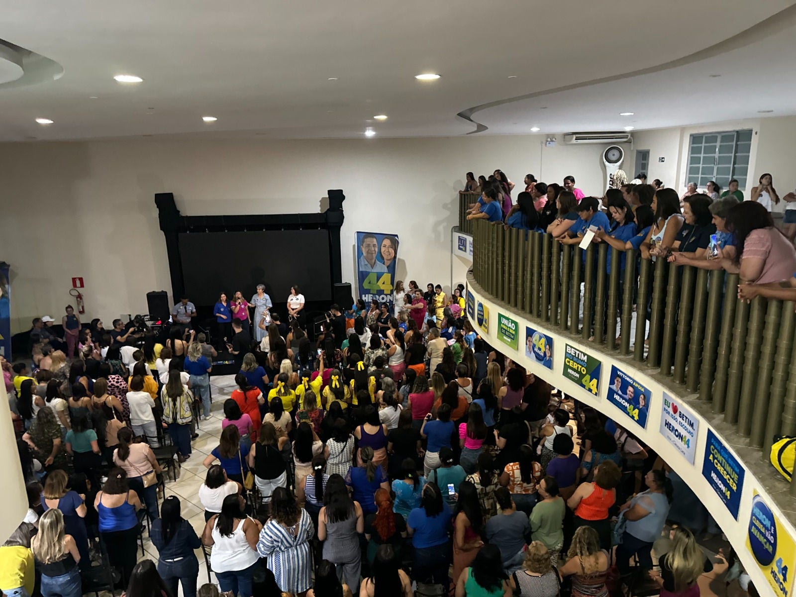 Público feminino lotou o Salão Versailles na noite desta quarta-feira (11)