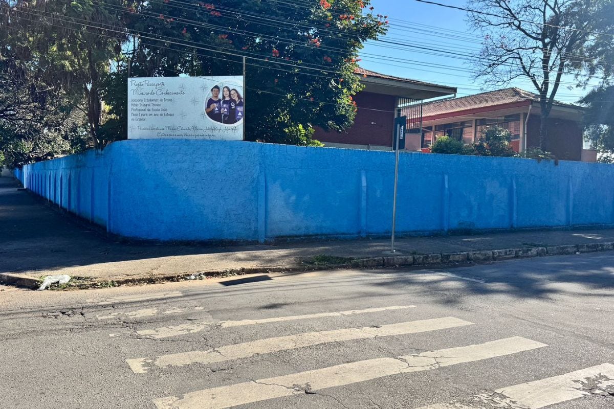 A Escola Estadual João Paulo I fica localizada na rua Dr. Leão Antônio da Silva, no bairro Santa Inês, em Betim 
