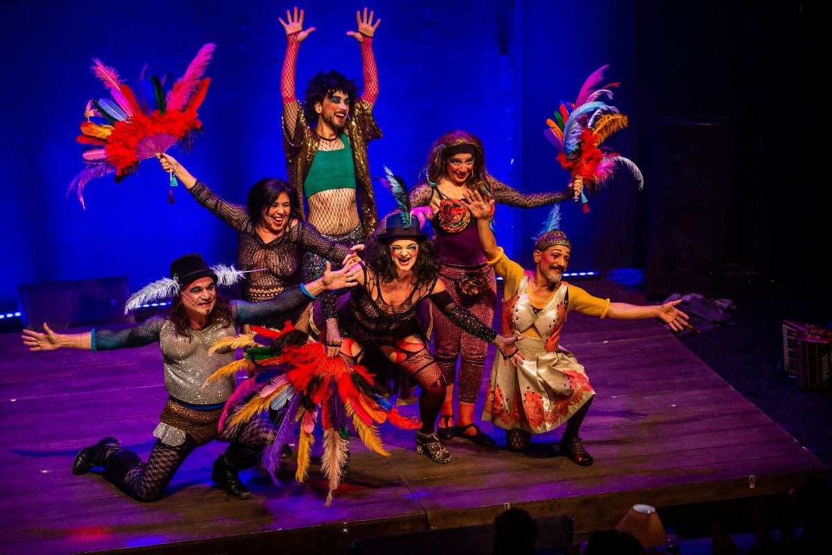 Montagem combina repertório musical ao vivo, números de variedades, trechos de Bertolt Brecht e cenas de dramaturgia própria