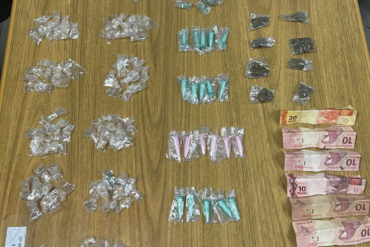 Foram apreendidas 130 pedras de crack, 27 pinos de cocaína, 10 buchas de maconha e R$ 77 em dinheiro