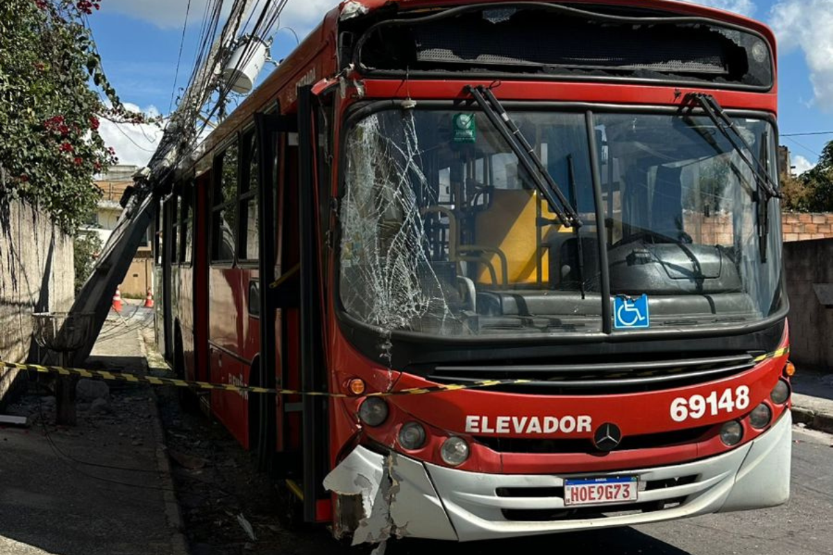 Veículo ficou com a frente parcialmente destruída; não houve registro de vítimas