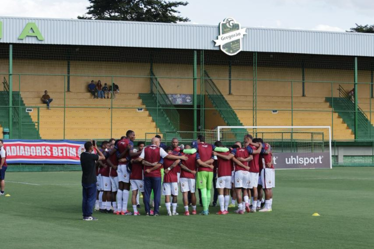 Elenco em campo tem Michael no gol, Gabriel Caipira, Pedro Botelho, Adriano Jr., Bryan, Erick Salles, Jhemerson, PH, Giovani, Luis Salazar e Arilson