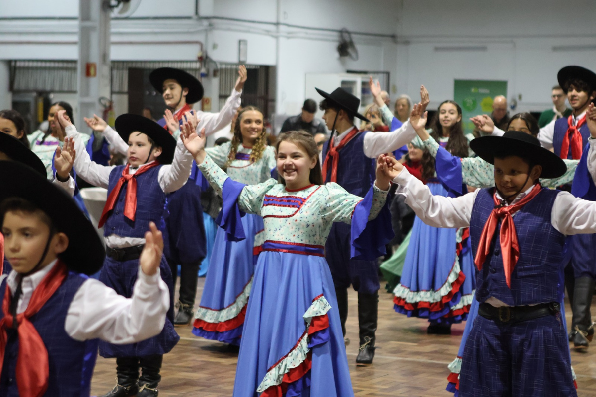 No total, 21 bailarinos entre 6 e 17 anos participam do grupo