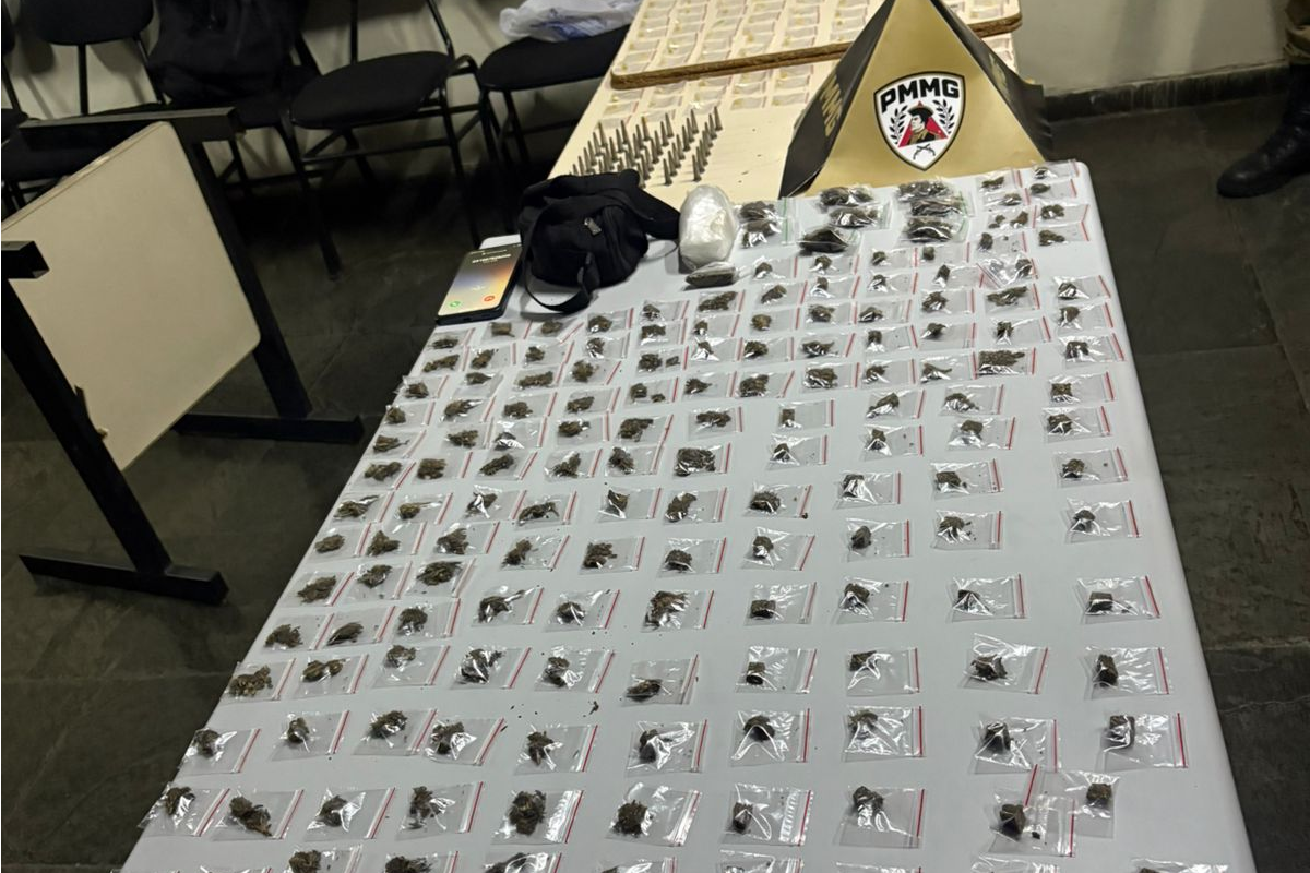 Grande quantidade de drogas foi encontrada com o suspeito e também no imóvel em que estavam outros envolvidos