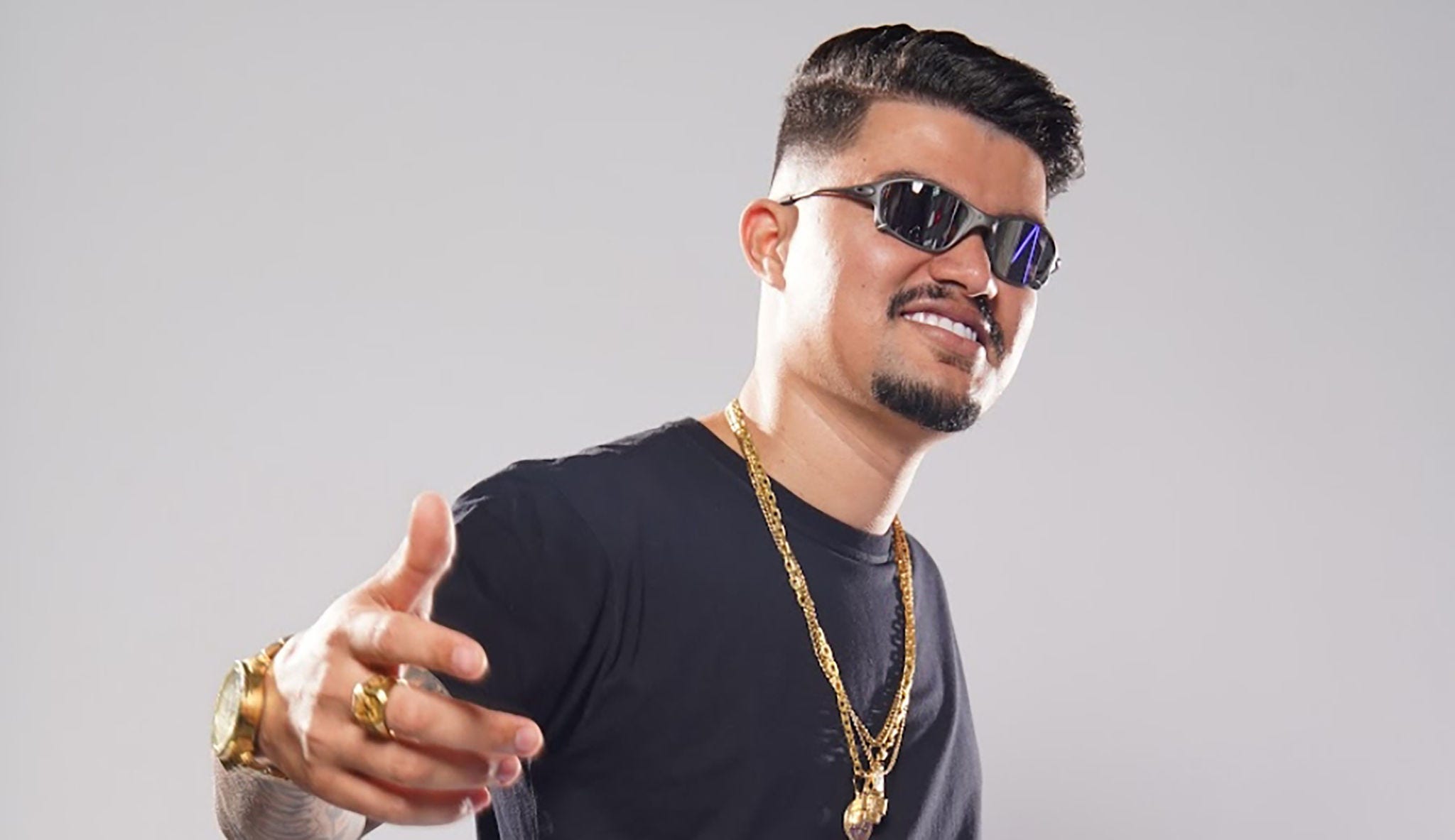 DJ Japa NK agita a Festa Fantasia Car no Clube Rodoviário, em Betim 