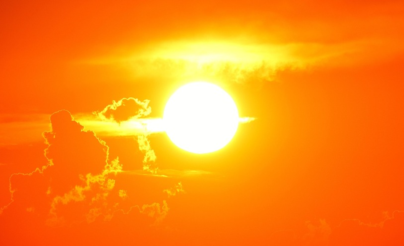 Nos jovens a visão está ofuscada pelos reflexos intensos do sol meridiano