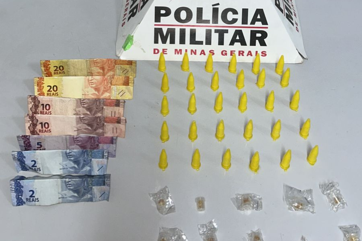 As drogas foram encontradas em meio a um entulho, dentro de uma sacola plástica: 12 pedras de crack, 30 pinos de cocaína e R$ 69 em dinheiro