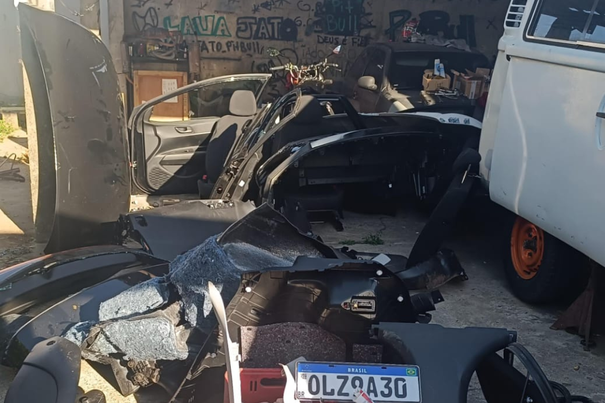 Militares encontraram um veículo já desmontado, várias peças de carros e também caixas de cosméticos