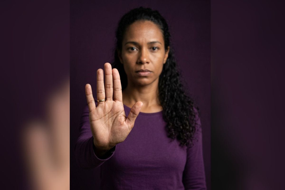 “Se é Amor” é encenada por Mari Freitas e tem direção de Priscila Carvalho