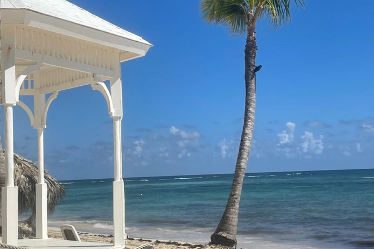 Exposição solar é importante para a produção de vitamina D e para o bem-estar, mas excesso aumenta o risco de queimaduras, envelhecimento precoce da pele e câncer de pele