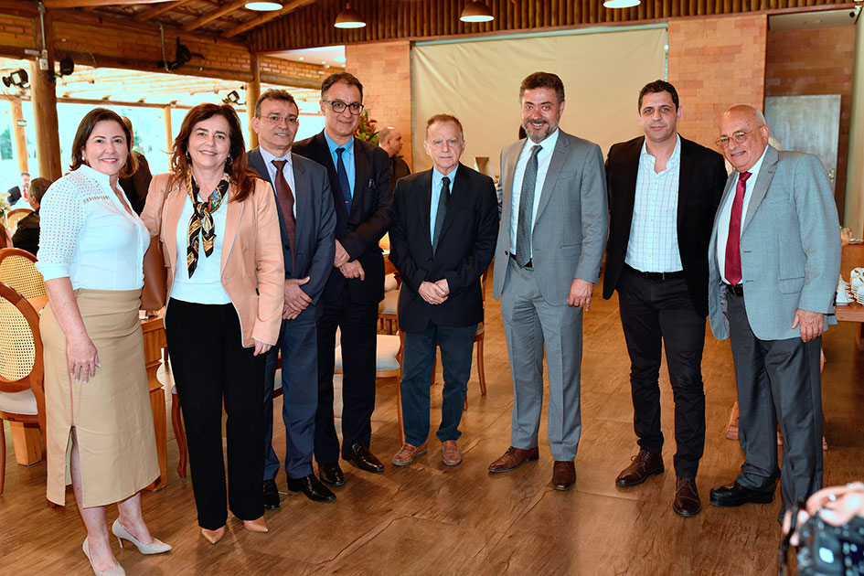 A vice-prefeita, Cleusa Lara, a presidente do Tribunal Regional Federal da 6ª Região (TRF6), desembargadora federal Mônica Sifuentes, o juiz federal e diretor do foro da subseção judiciária de Belo Horizonte, Antônio Francisco, o desembargador federal Prado Vasconcelos, o prefeito de Betim, Vittorio Medioli, o procurador-geral do município, Joab Ribeiro, o jornalista Heron Guimarães e o empresário Luiz Tito (Grupo Orion), durante coquetel de inauguração da Unidade Atendimento Avançado do TRF6