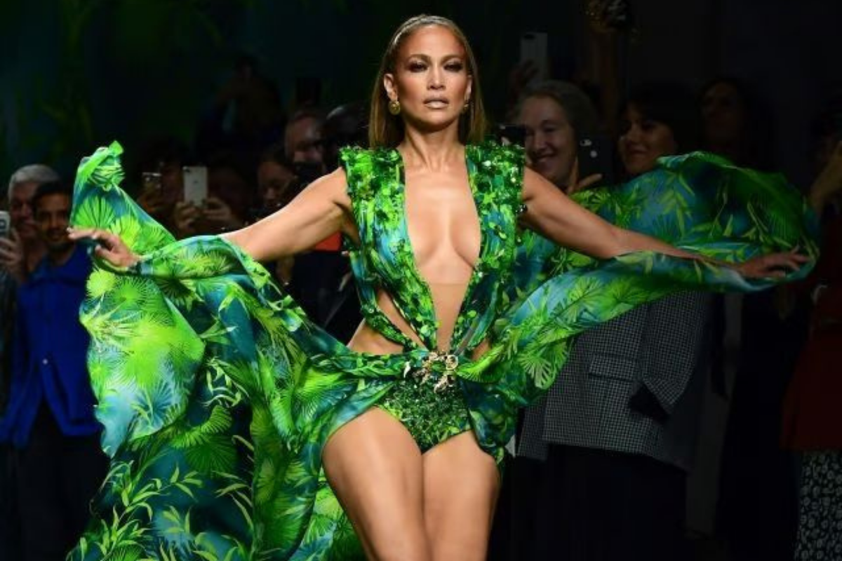  Vestido Versace usado por Jennifer Lopez em 2000 causou tanto impacto que busca desenfreada pela imagem no Google levou à criação do Google Imagens 