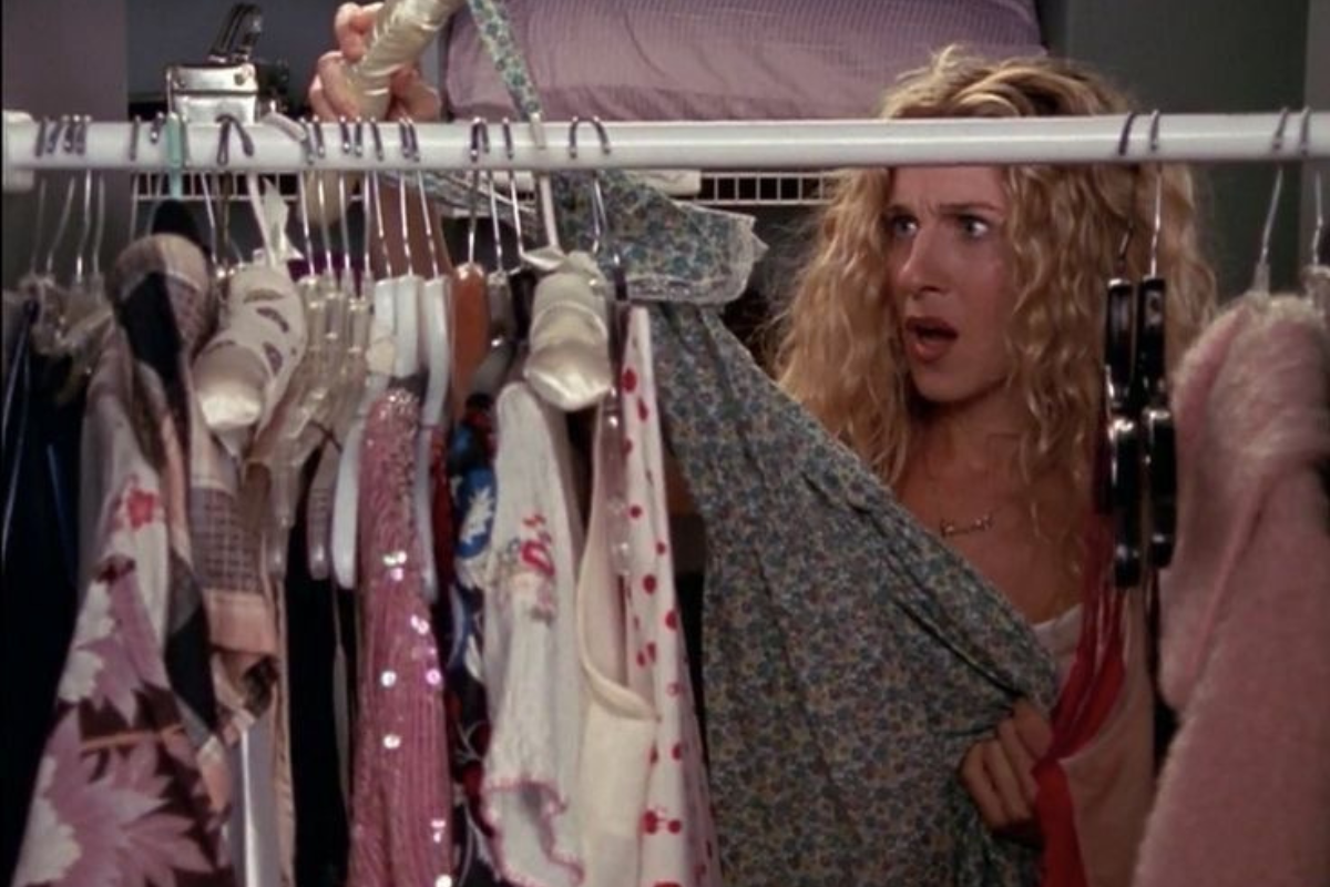 O problema nem sempre é a quantidade de peças de roupa, mas a velocidade com que somos levados a acreditar que elas envelhecem