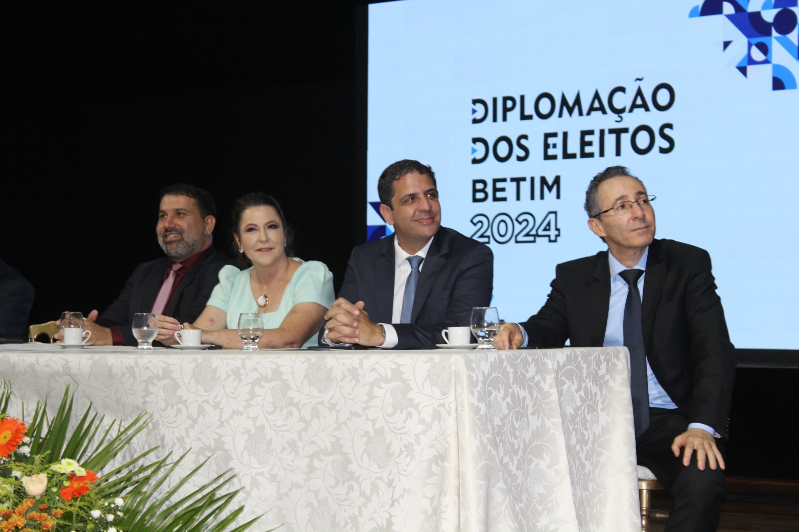 Mesa de honra da cerimônia. Na ordem: o presidente da Câmara Municipal, vereador Léo Contador (Cidadania); a vice-prefeita, Cleusa Lara (PL); o prefeito eleito, Heron Guimarães (União Brasil); e o juiz da 316ª Zona Eleitoral de Betim, Aloysio Libano de Paula Júnior