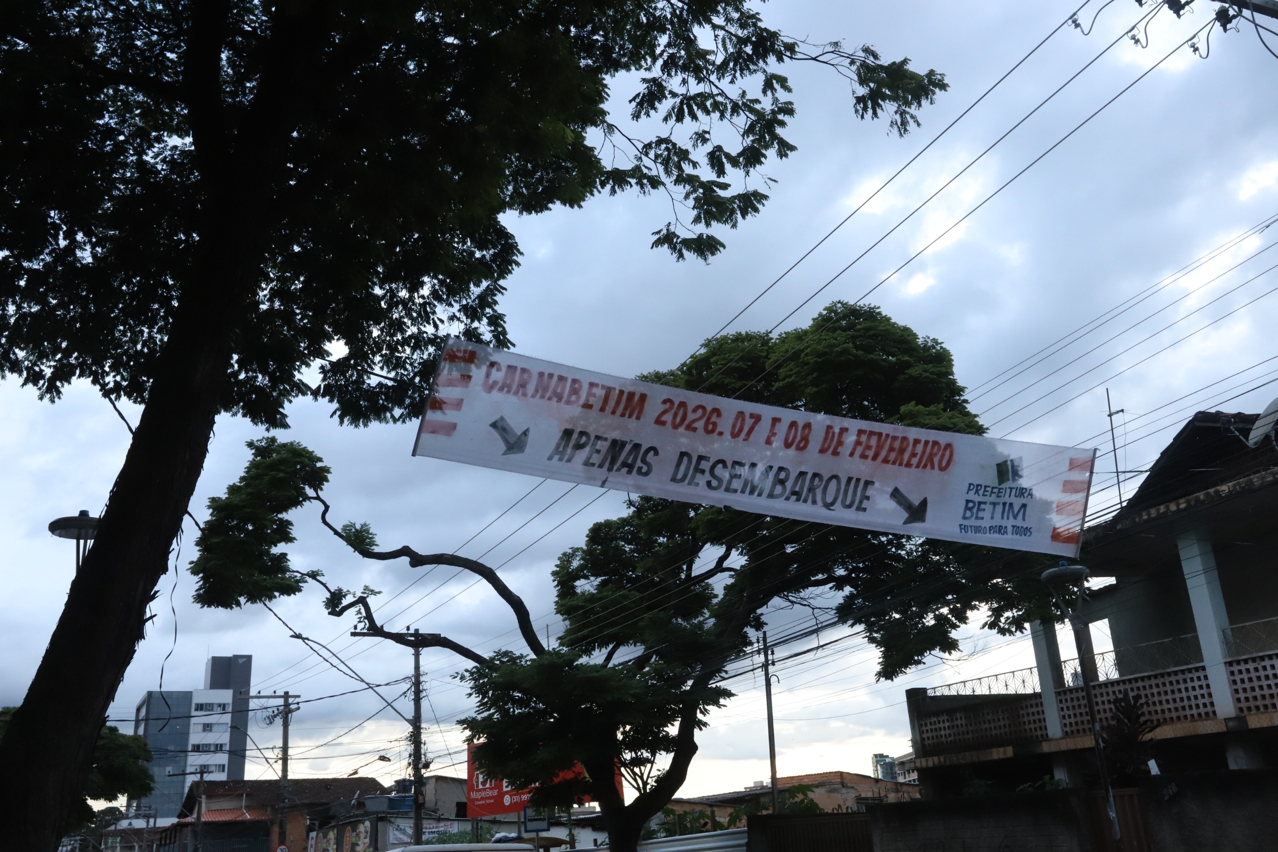Faixas de sinalização estão sendo instaladas na região do evento festivo