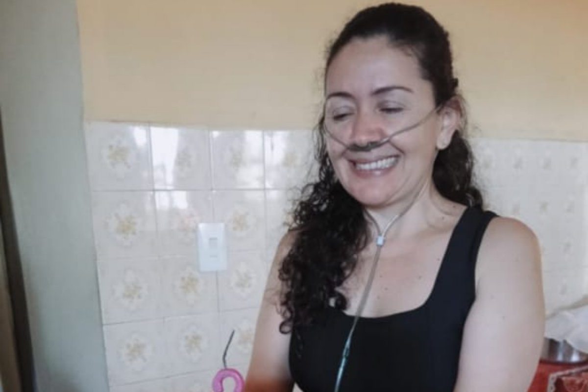 Cida comemora que a irmã Eliene agora tem dois aniversários para comemorar: a data de nascimento e o dia do transplante de pulmão
