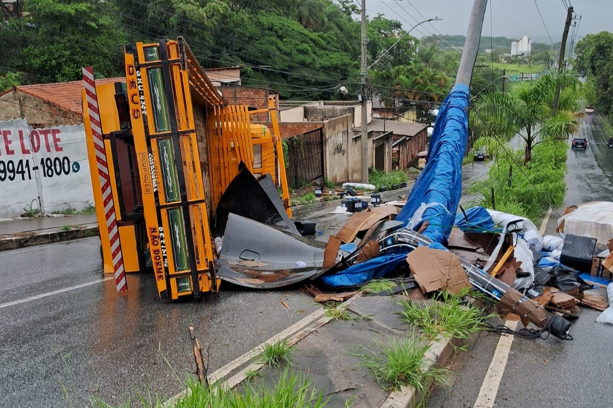 Felizmente, o motorista do caminhão não se feriu 