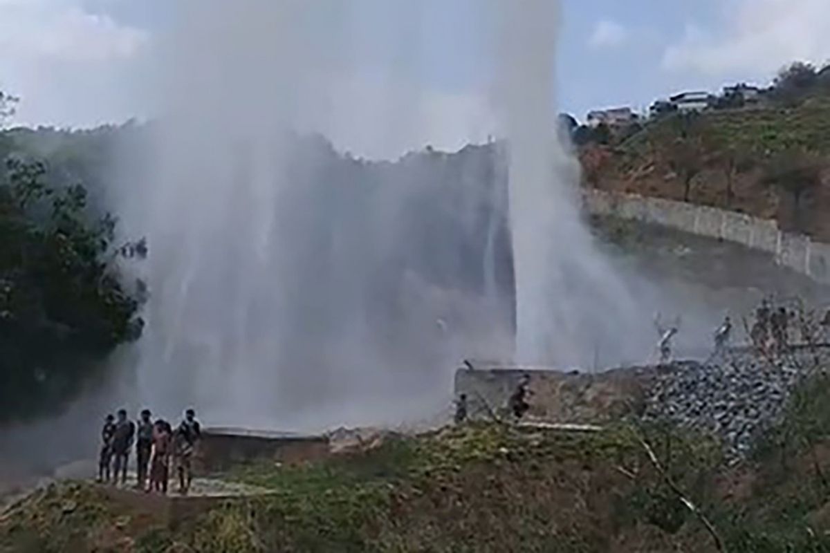 Válvula de adutora da Copasa vazou em 2023 no bairro Alvorada, em Betim, e grande volume de água jorrou pra cima por horas