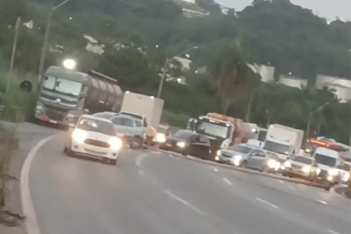 Motoristas enfrentaram trânsito intenso no início da tarde