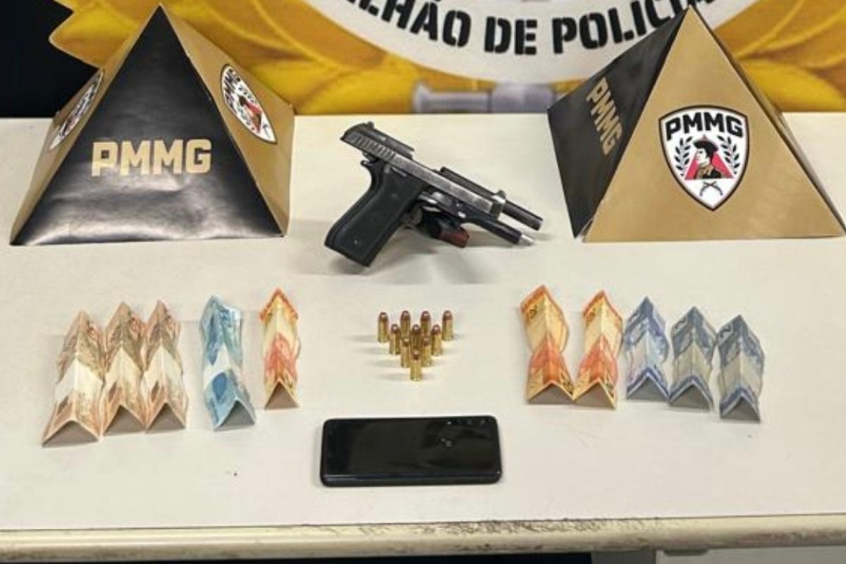 Além da arma, os policiais apreenderam 10 munições intactas do mesmo calibre, R$ 316 em dinheiro e um aparelho celular com o suspeito
