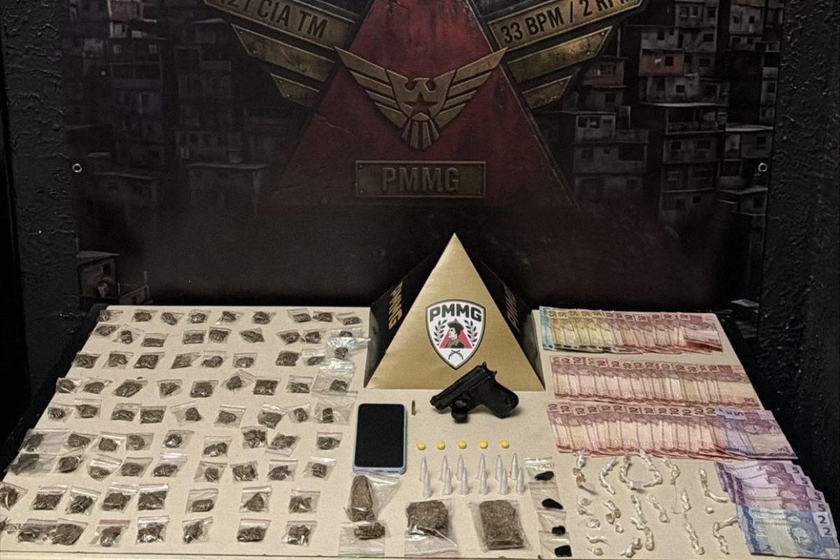 PMs encontraram buchas de maconha, pedras de crack, pinos de cocaína, comprimidos de ecstasy, uma pistola Beretta, munição, um celular e R$ 749 em dinheiro
