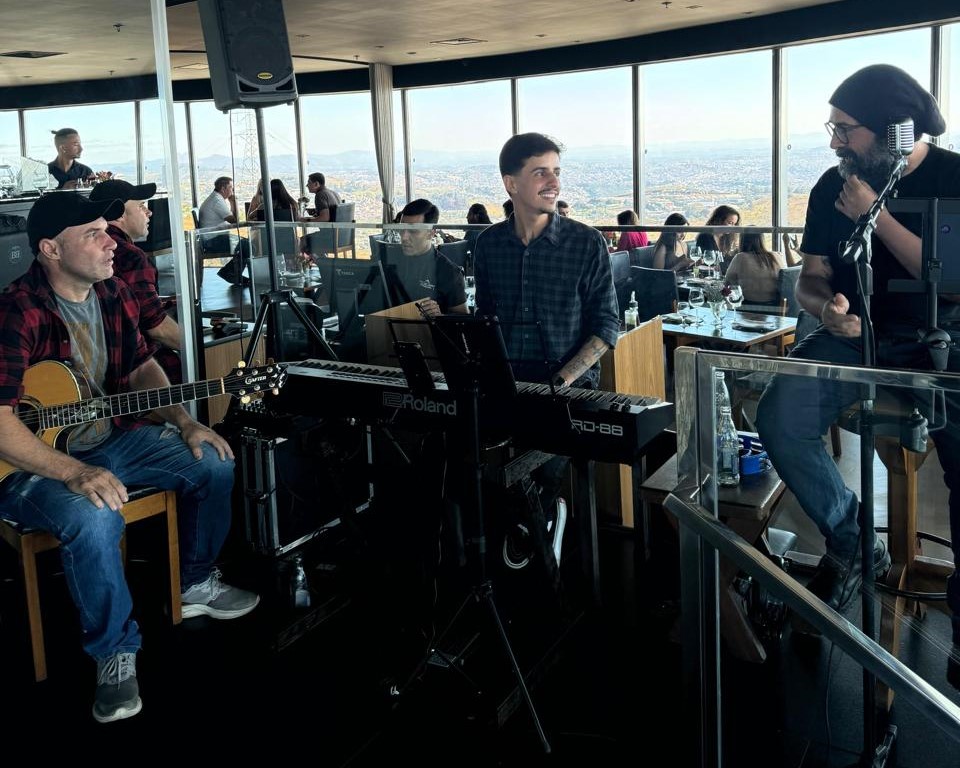 Bruno Bizzoni (vocal), Júlio César (violão) e Gustavo Amaral (piano) são os integrantes da banda Hit