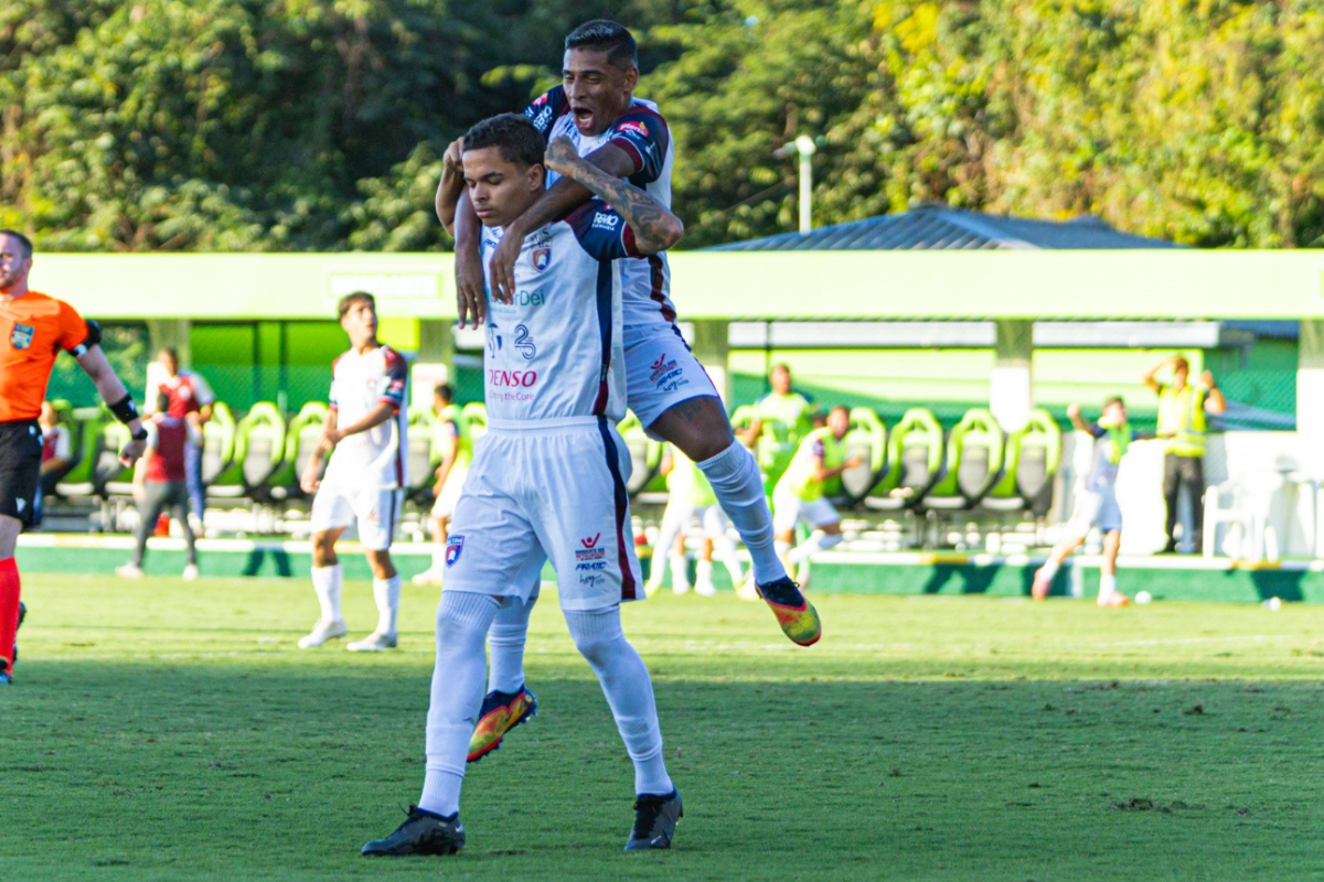 Bruno Menezes, que estava no banco e entrou no primeiro tempo, abriu o placar, aos 32 minutos do segundo tempo