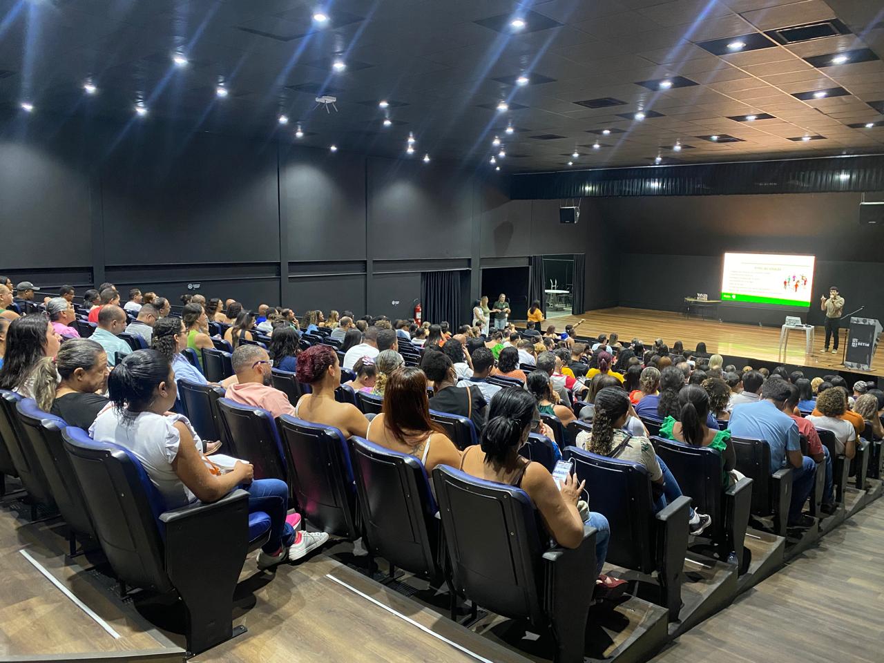 Mesários estão sendo orientados sobre procedimentos e resolução de problemas com eleitores e urnas eletrônicas