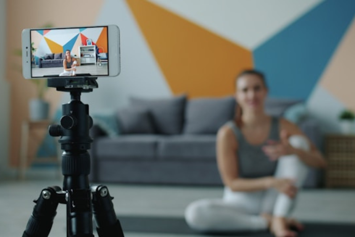 Contas que gravam vídeos usando a câmera do celular, com uma parede branca no fundo, estão vendendo mais do que os conteúdos gravados em estúdio profissional