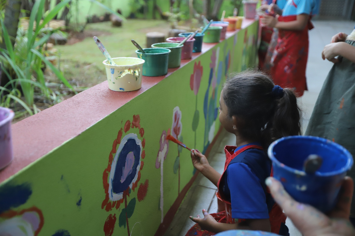 Os pequenos alunos do Núcleo Infantil Anna Medioli foram convidados a pintar um mural e criar um jardim florido
