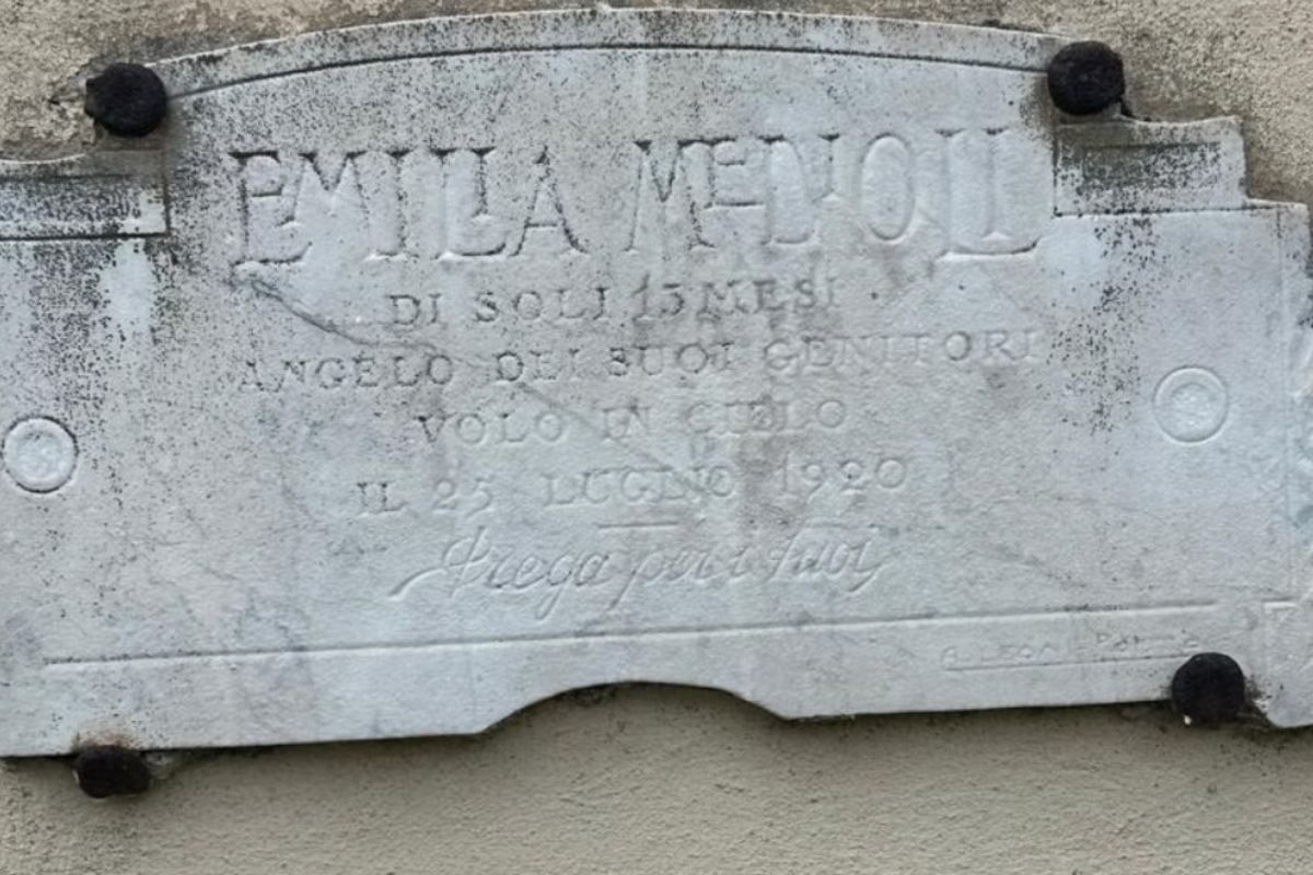 Ao lado da lápide de Emilia, falecida em 1917, encontrei outra com o mesmo nome e sobrenome: Emilia Medioli, falecida em 1920