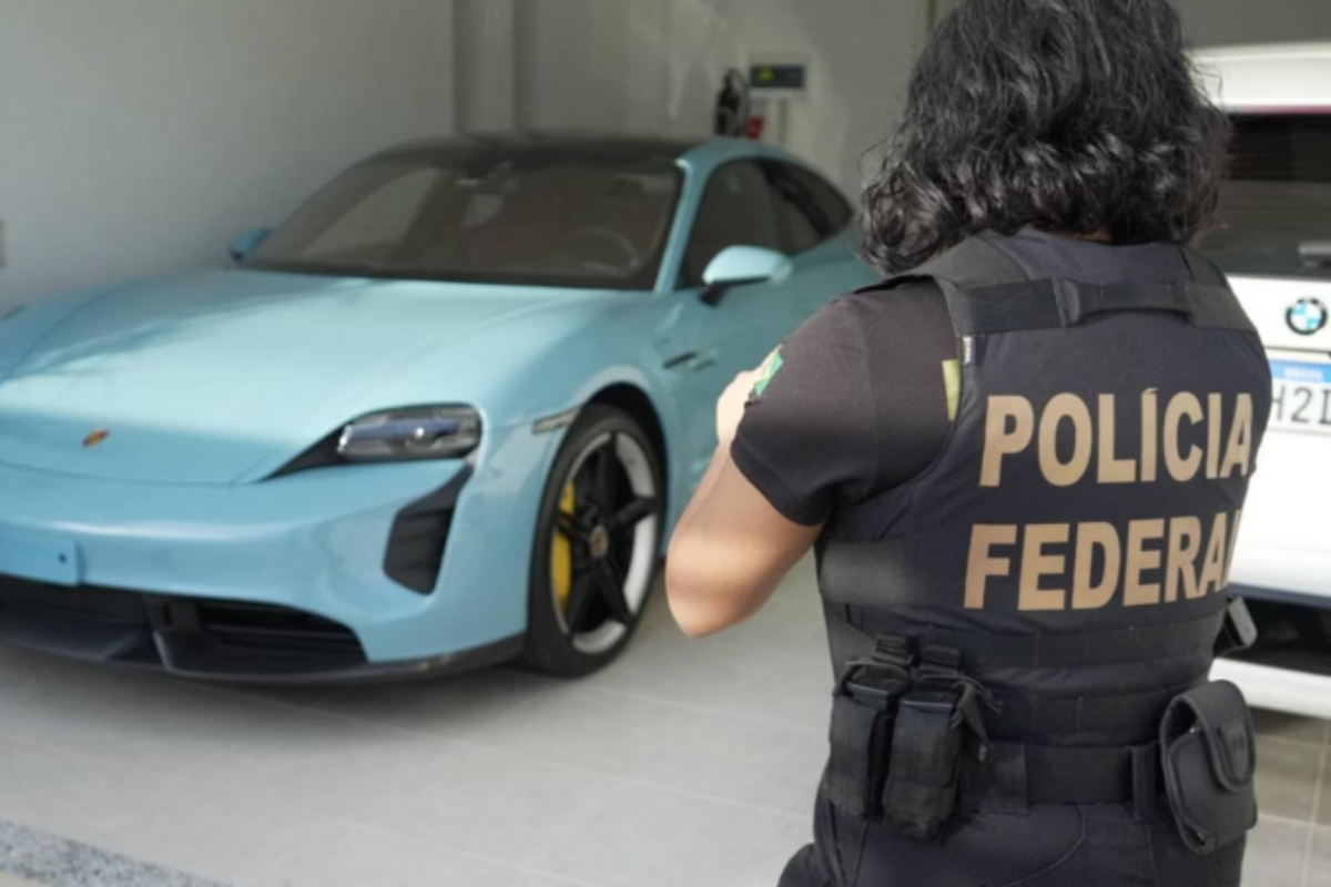 Agentes da Polícia Federal apreenderam carros de luxo durante cumprimento de mandados de busca e apreensão no âmbito da operação que investiga fraudes no INSS