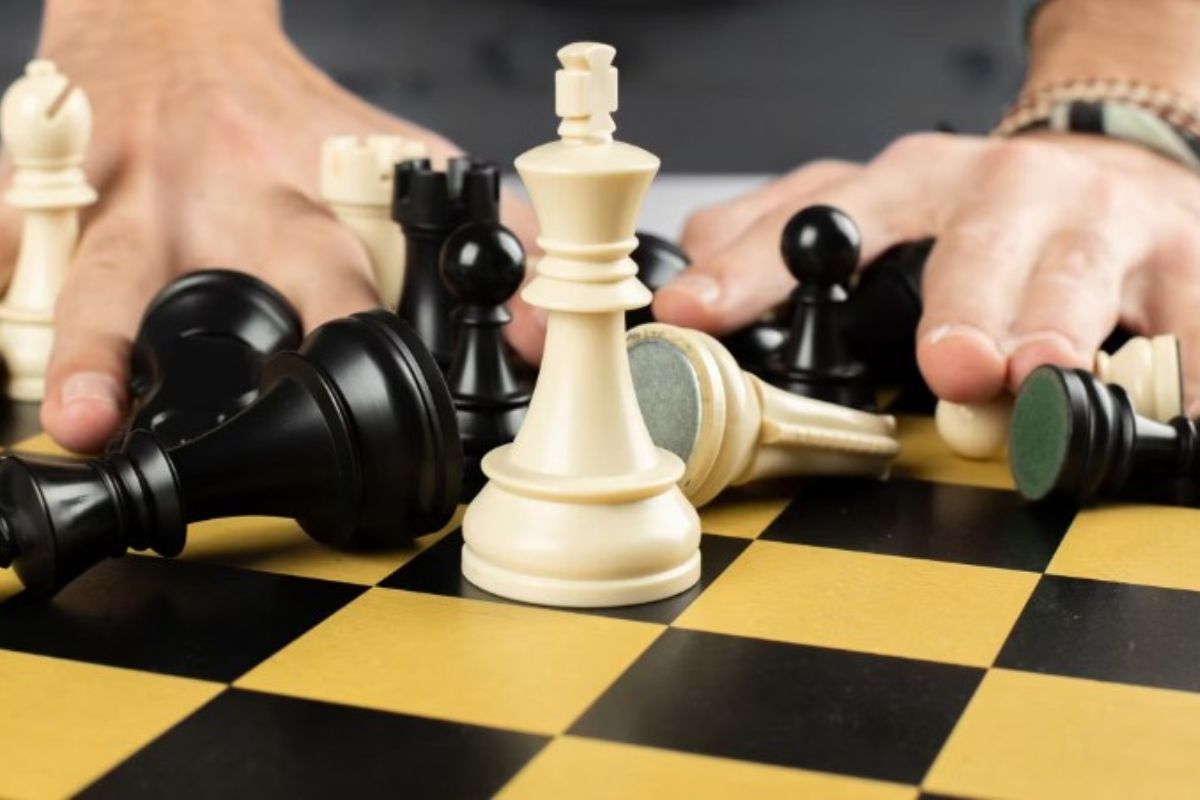 O extremismo ideológico revela que os opostos são complementares, e, se um sumir, deixa o outro sem motivo de ser