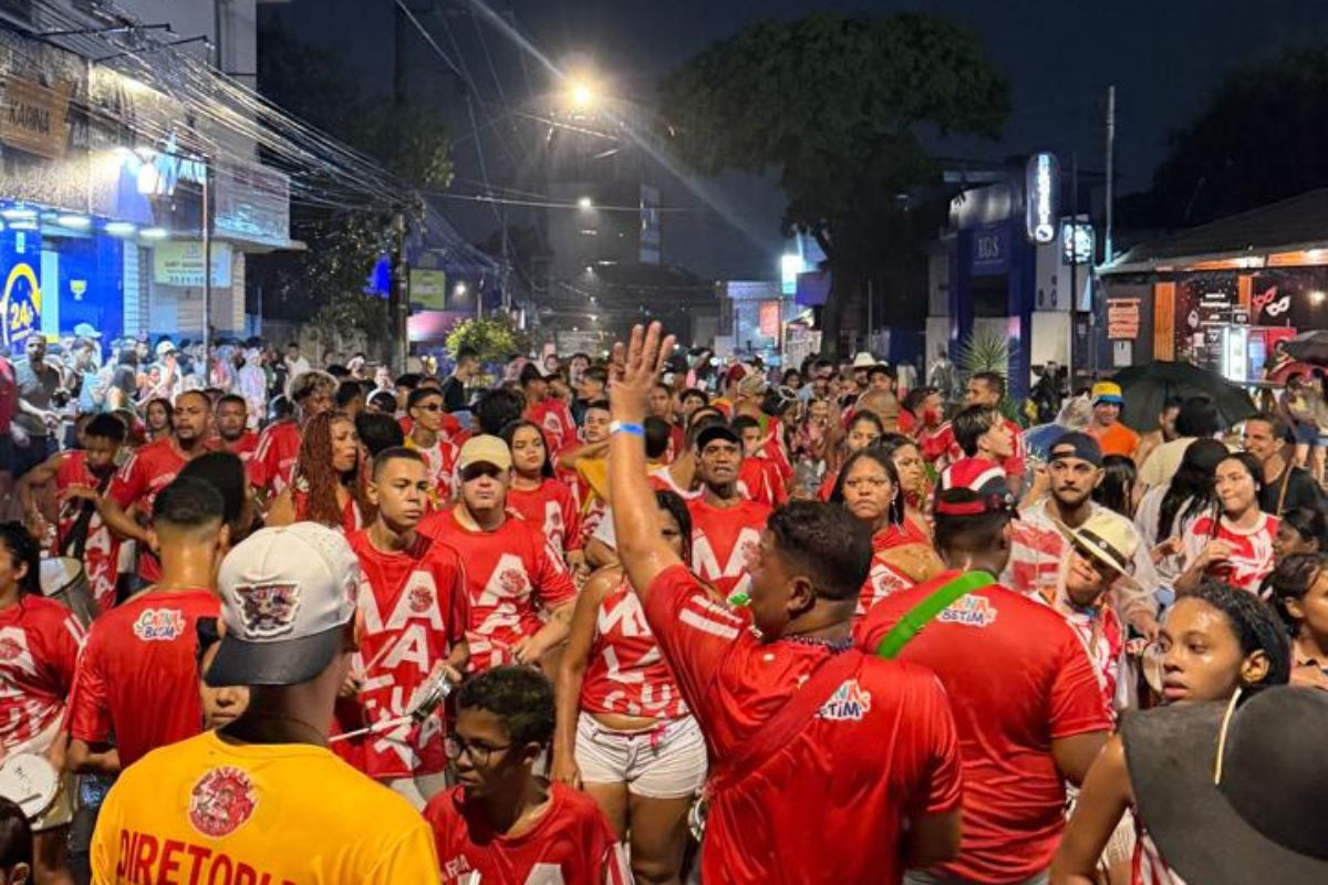 Mesmo sob chuva, no gogô e na bateria, os blocos 10Organizados, do G10 Favelas MG, Malagueta e da Diversidade - Bate o Laque seguiram pela rua do Rosário